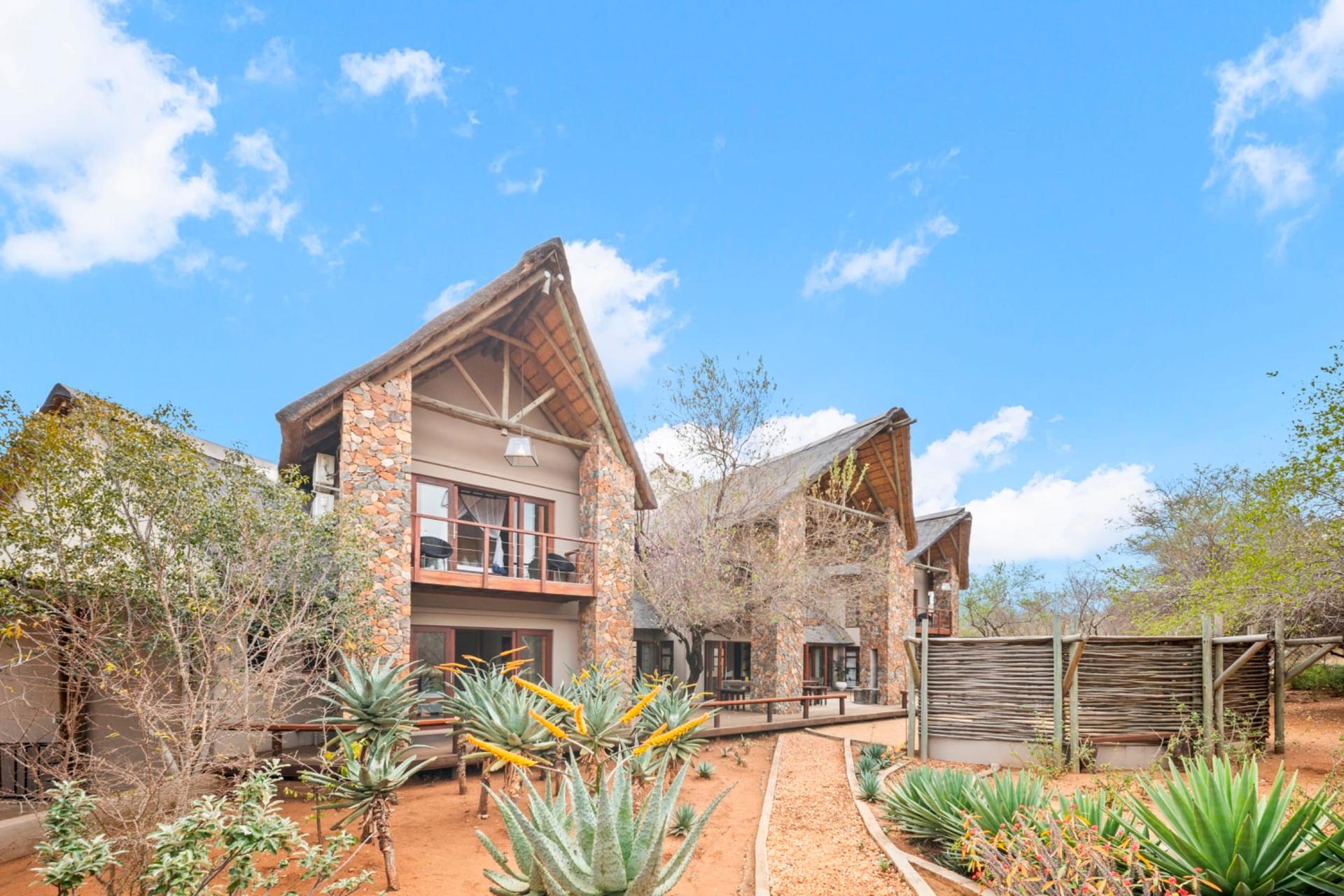 Hoedspruit Wildlife Estate Thatch Lodge — photograph 2