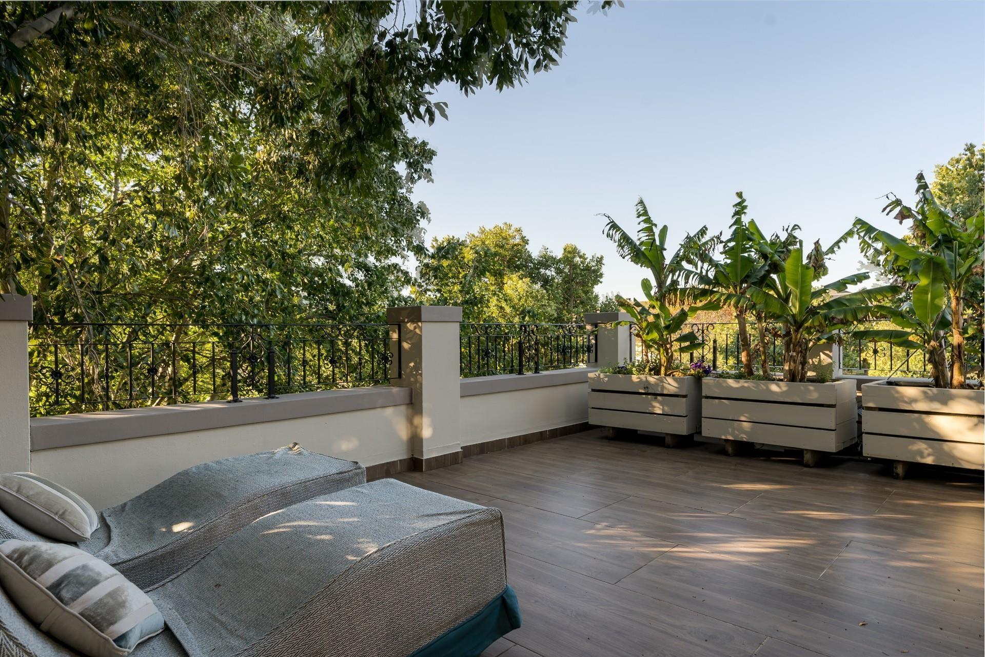 Elegant Family Home with Flatlet — photograph 2