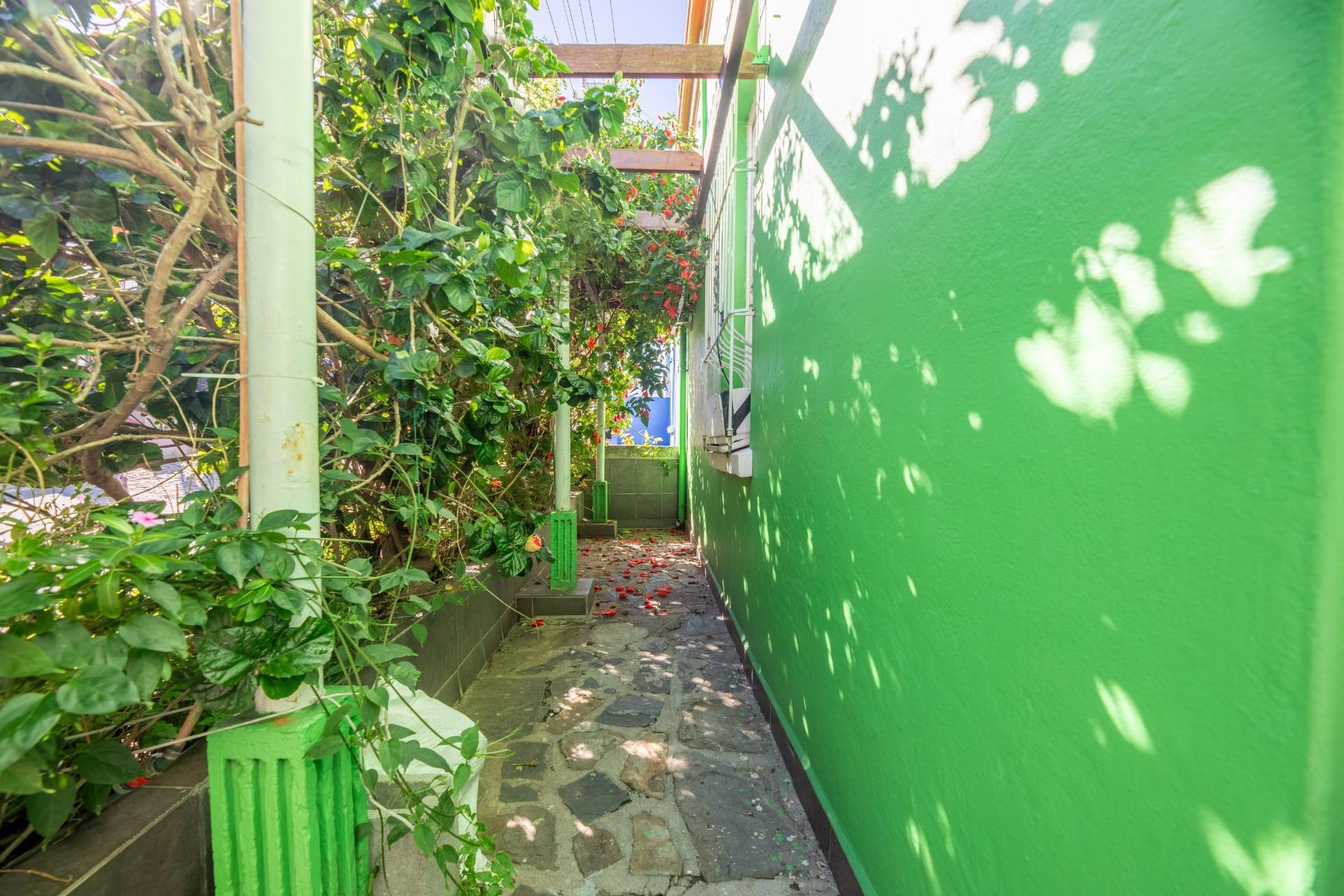 Bo-Kaap Ten-Bedroom House — photograph 5