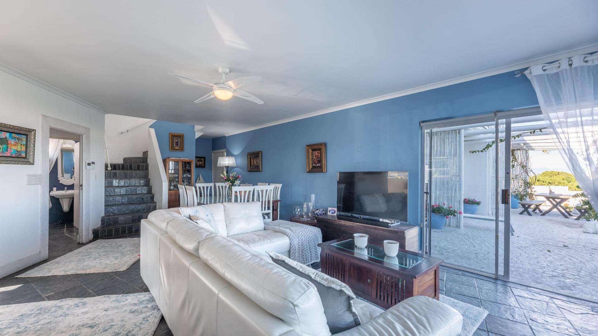 Van Riebeeckstrand Beachfront Home — photograph 4