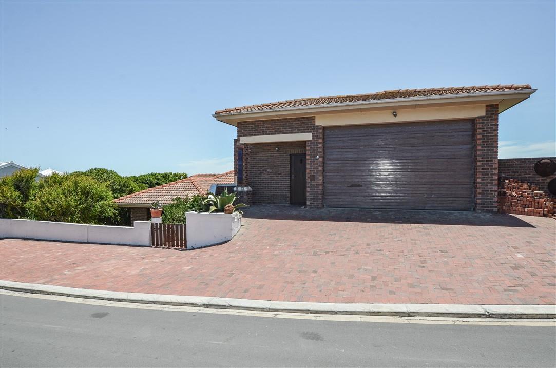 Yzerfontein Beachfront Home with Flats — photograph 2