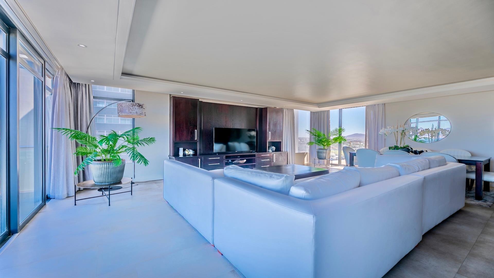 Beachfront Penthouse in Table View — photograph 2