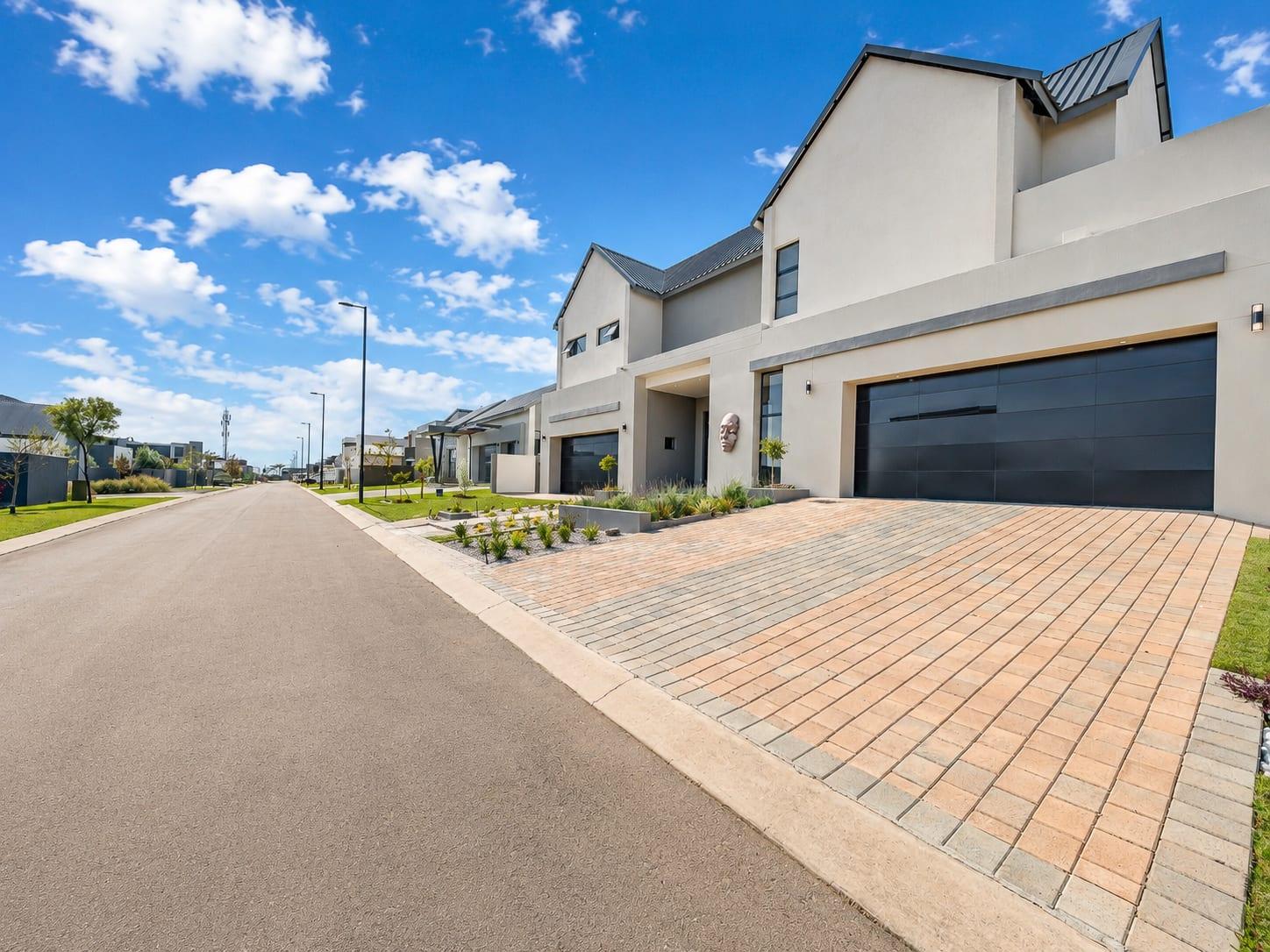 Six-Suite New Home in Midstream — photograph 4