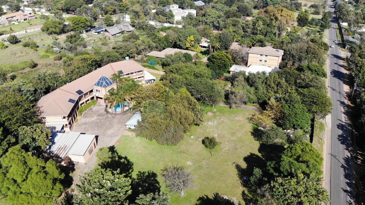Guest Lodge Estate on Three Holdings — photograph 2