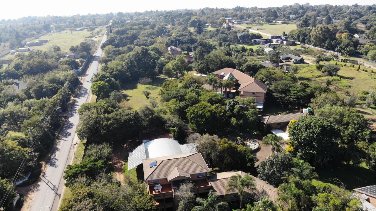 Guest Lodge Estate on Three Holdings — photograph 4