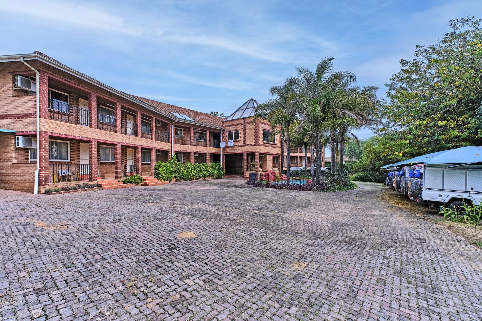 Guest Lodge Estate on Three Holdings — photograph 5
