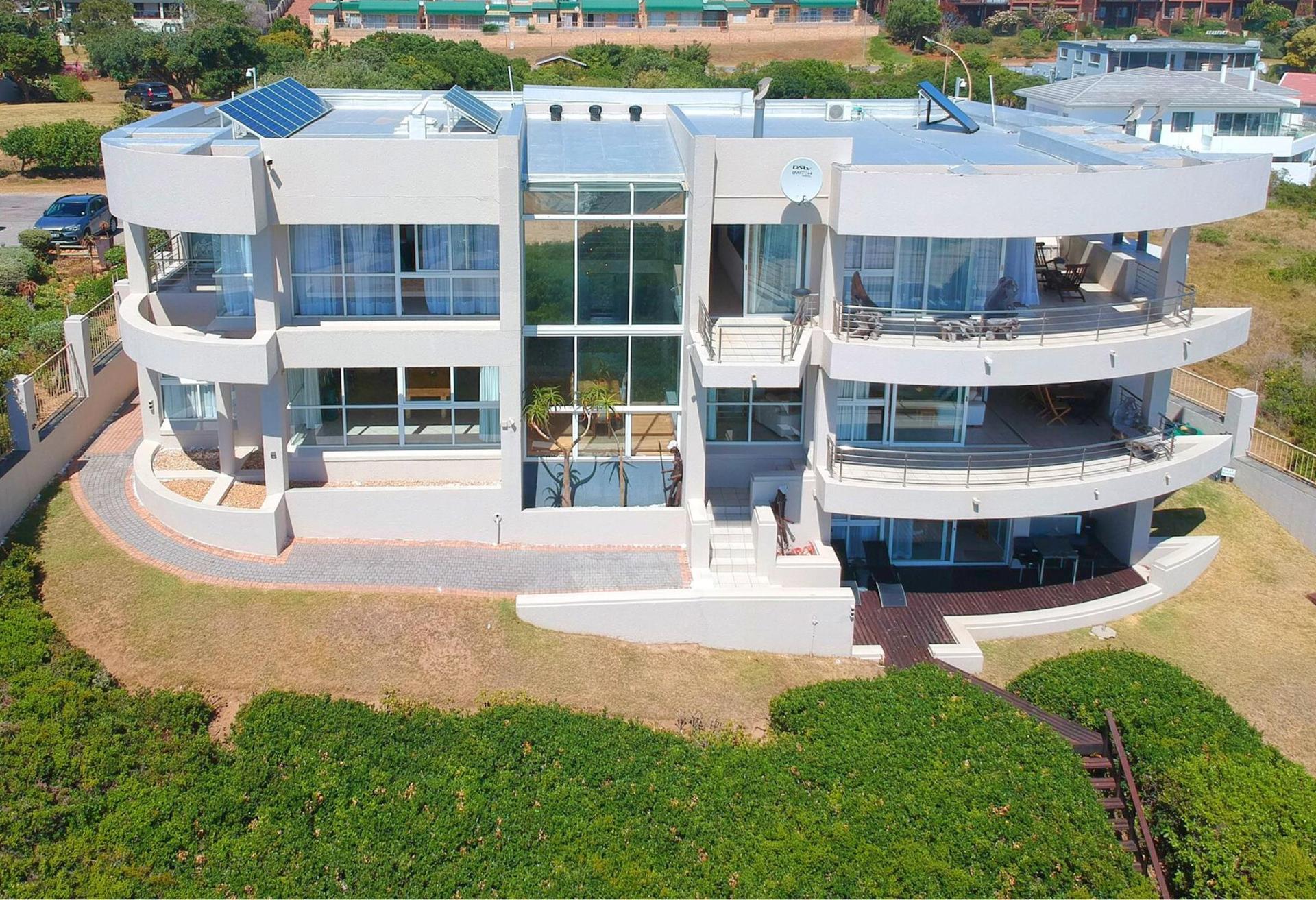 Jeffreys Bay Six-Bed Beachfront Home — photograph 4