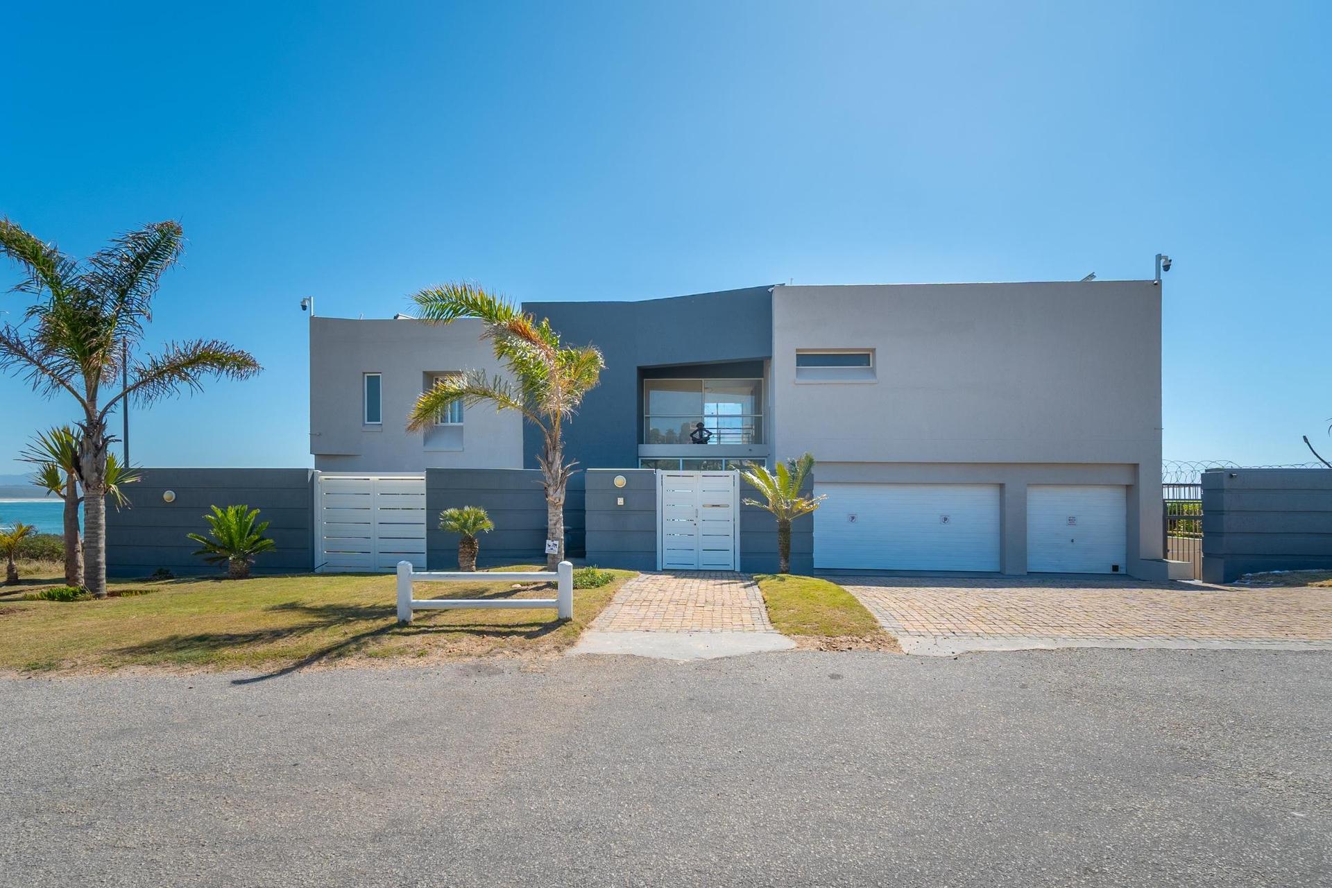 Jeffreys Bay Six-Bed Beachfront Home — photograph 5