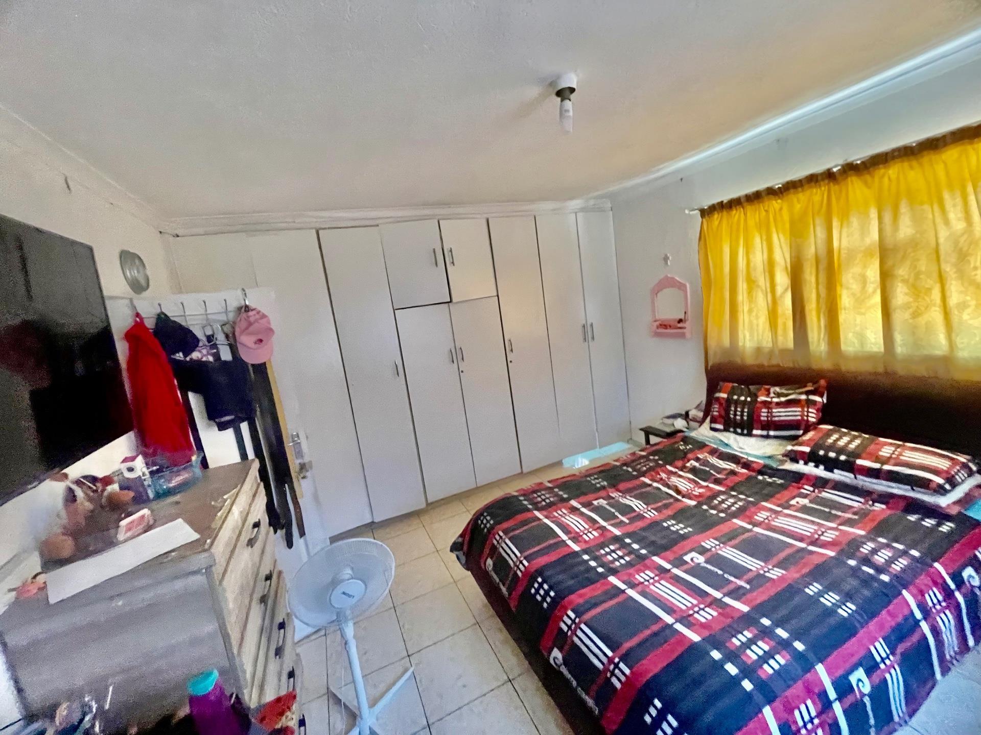 Secure Ground-Floor Three-Bed Apartment — photograph 4