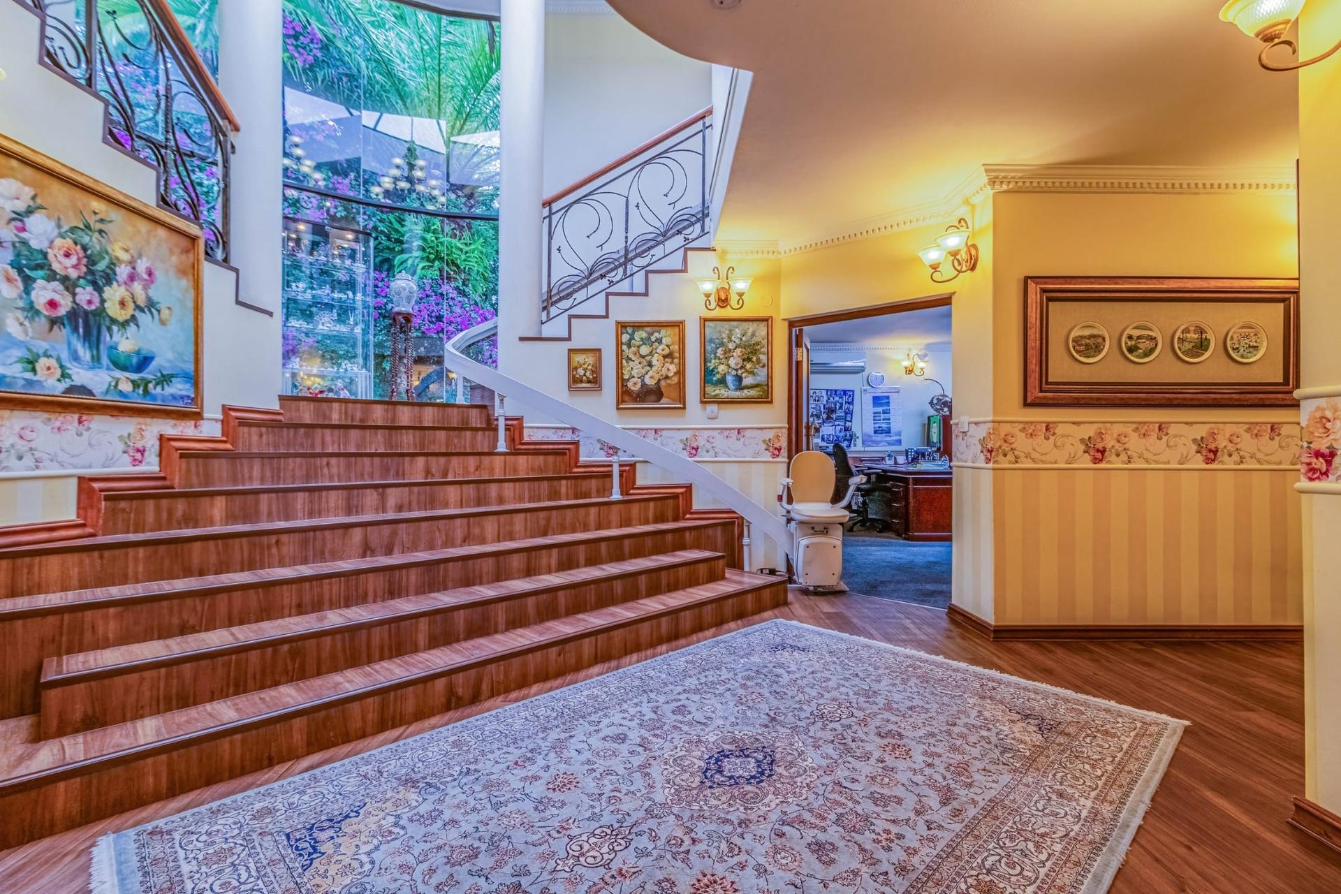 Bedfordview Six-Suite Enclave Home — photograph 4