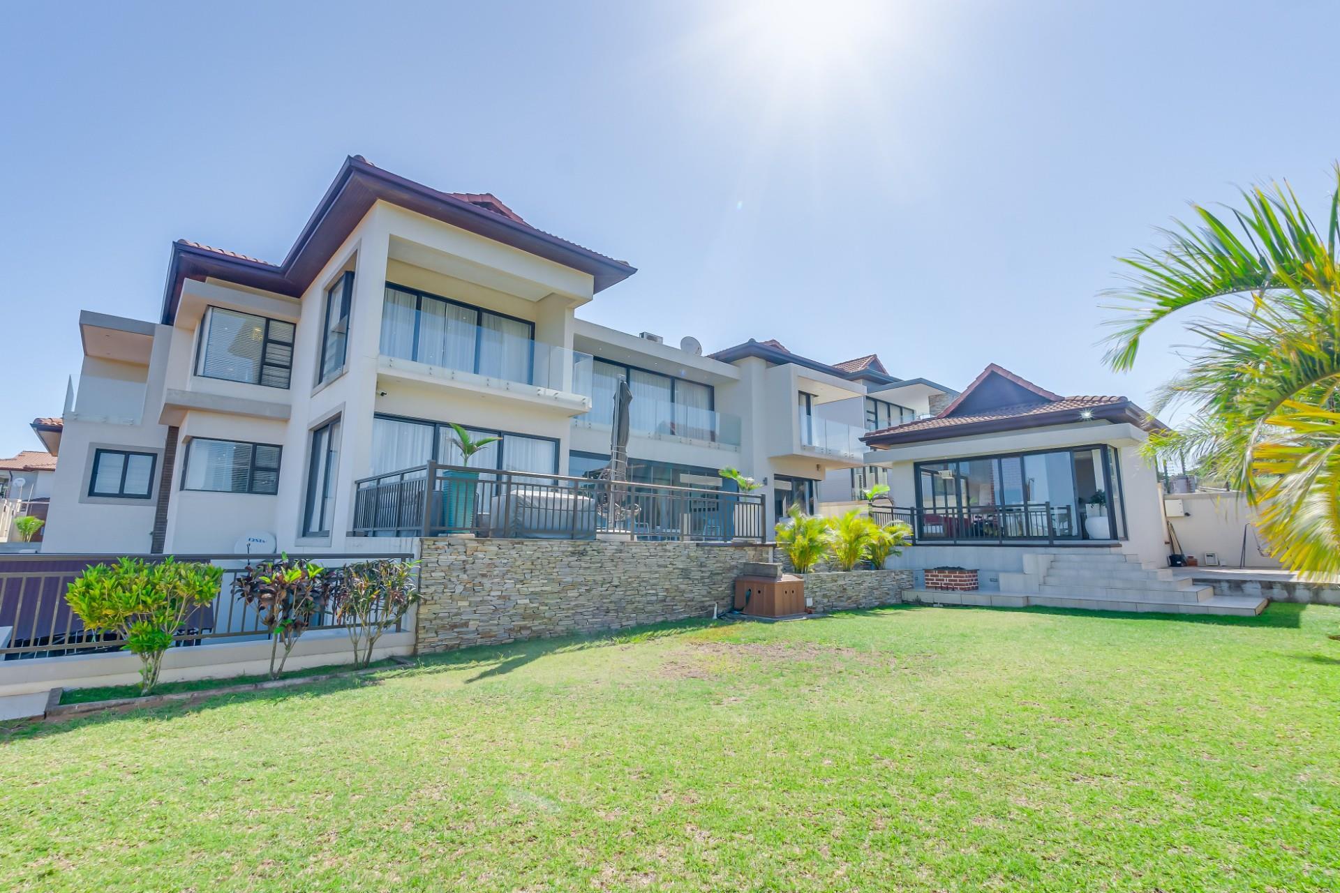 Sheffield Beach Six-Suite Home — photograph 2