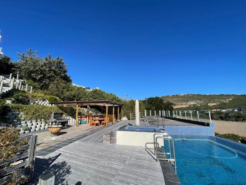 6 Bedroom House in Solar Beach — photograph 2