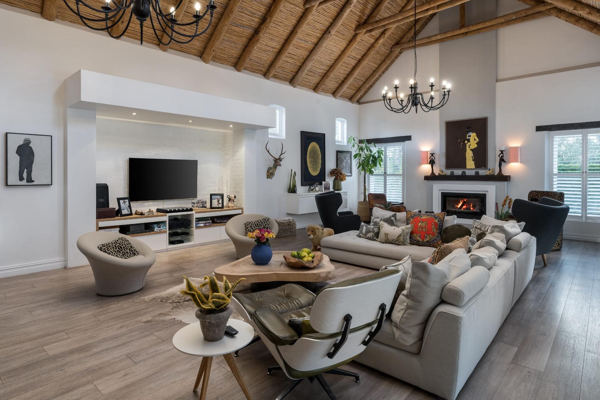 Franschhoek Thatched Vineyard Home — photograph 4