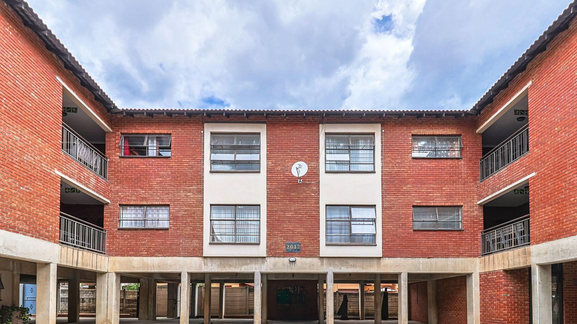 20 Bedroom Guesthouse in Rustenburg Central — photograph 2
