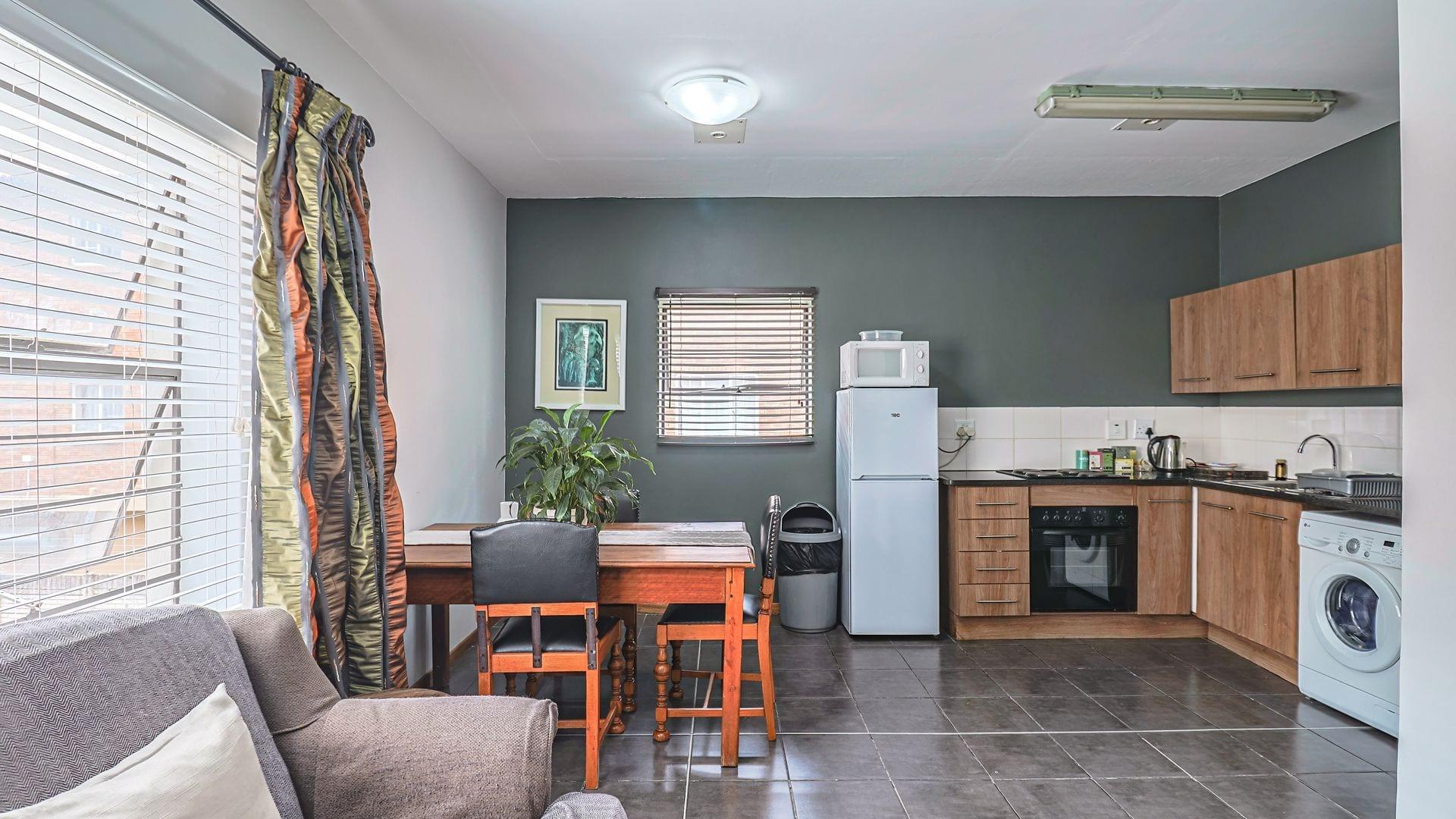 20 Bedroom Guesthouse in Rustenburg Central — photograph 3