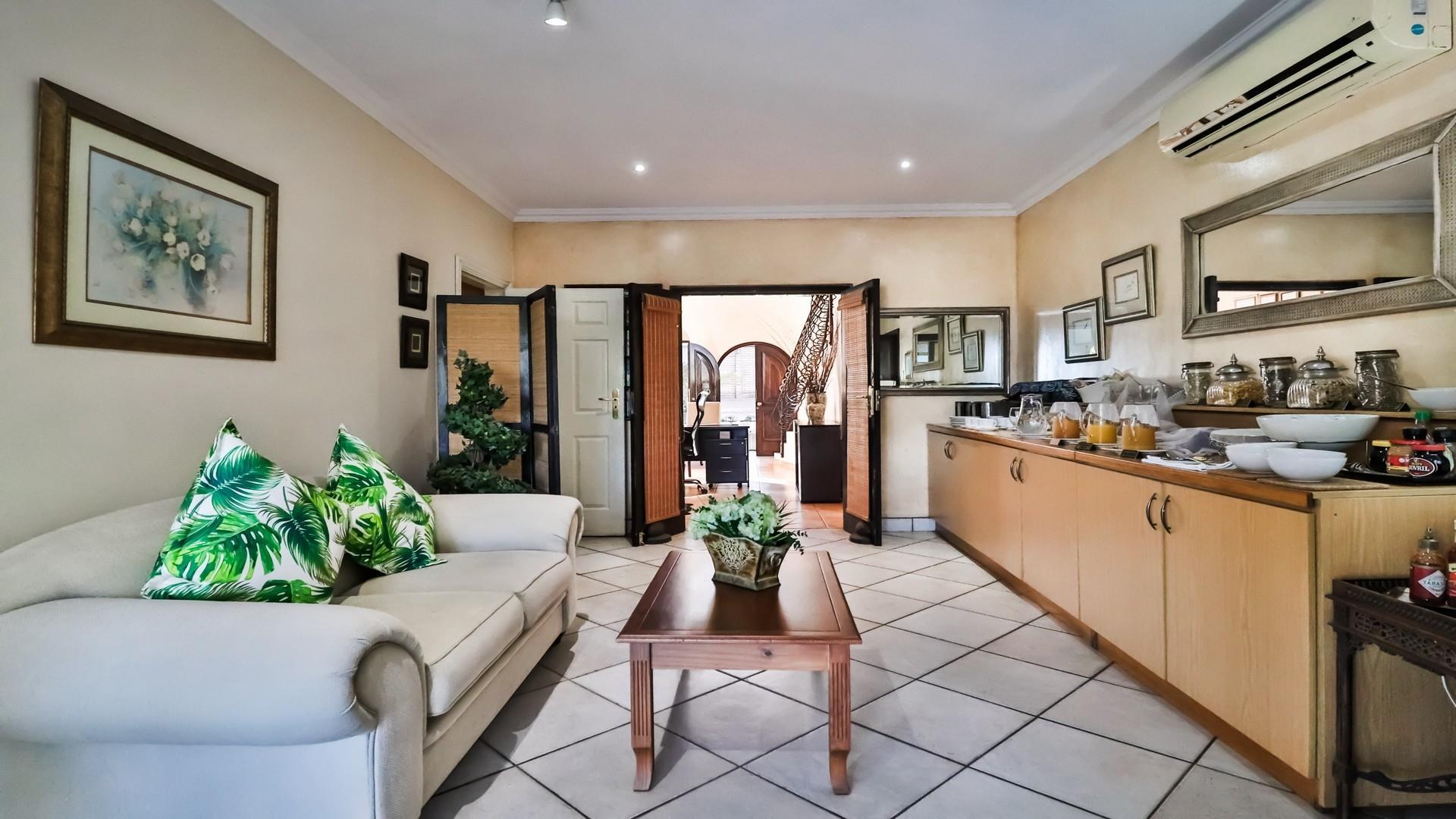 8 Bedroom Guesthouse in Umhlanga Central — photograph 5