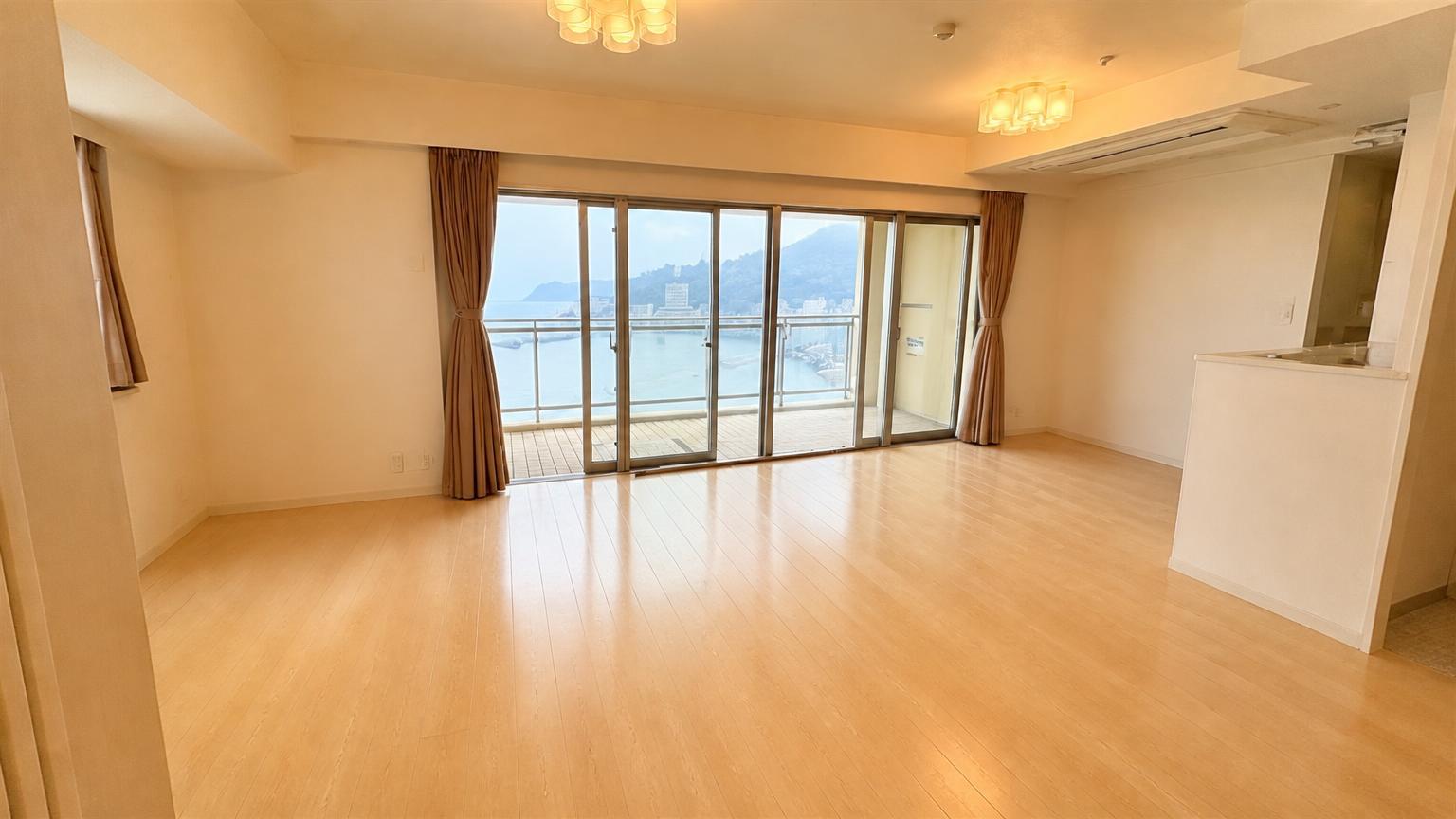 Zephyr Atami Beach Tower — photograph 4
