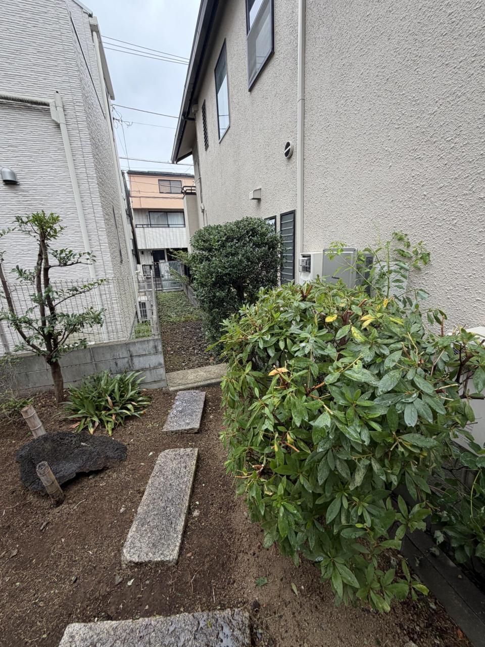 Two-Family Concrete House in Tokyo — photograph 3