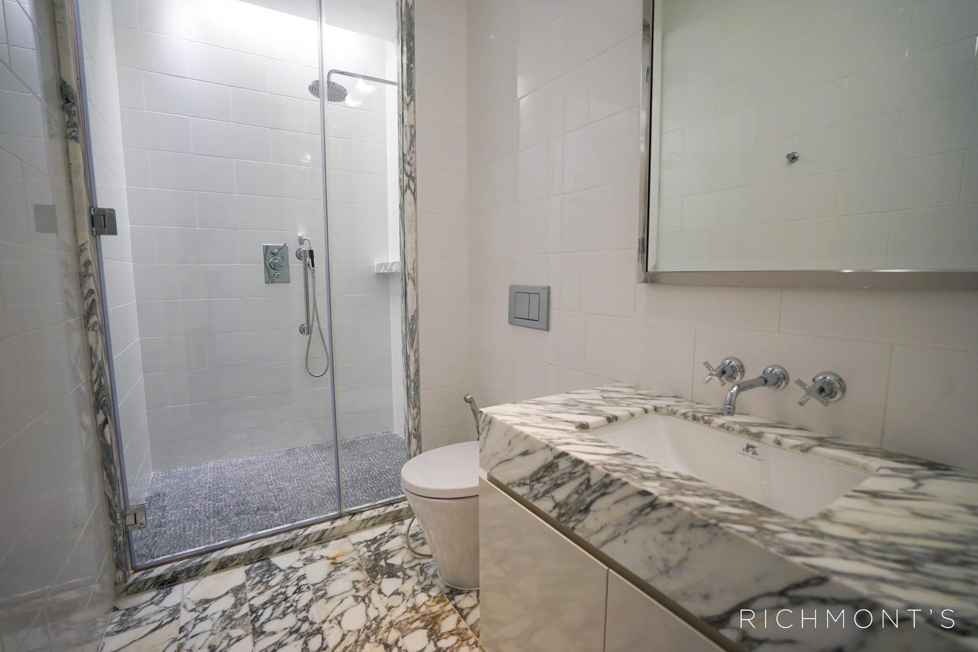 Furnished Three-Bed Residence in Silom — photograph 3