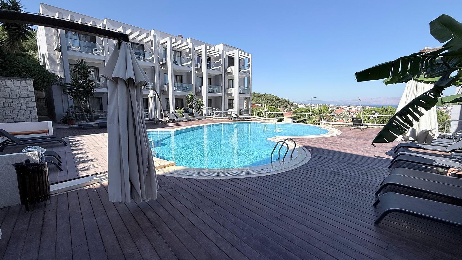 Apartments in İsmet İnönü, Çeşme — photograph 2